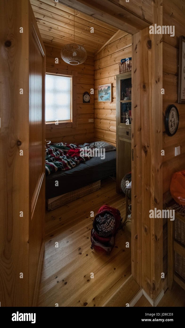 Blick durch die Tür zum Kinderzimmer im Blockhaus, Island, Europa. Island-Natur 2017 Winterkälte Stockfoto