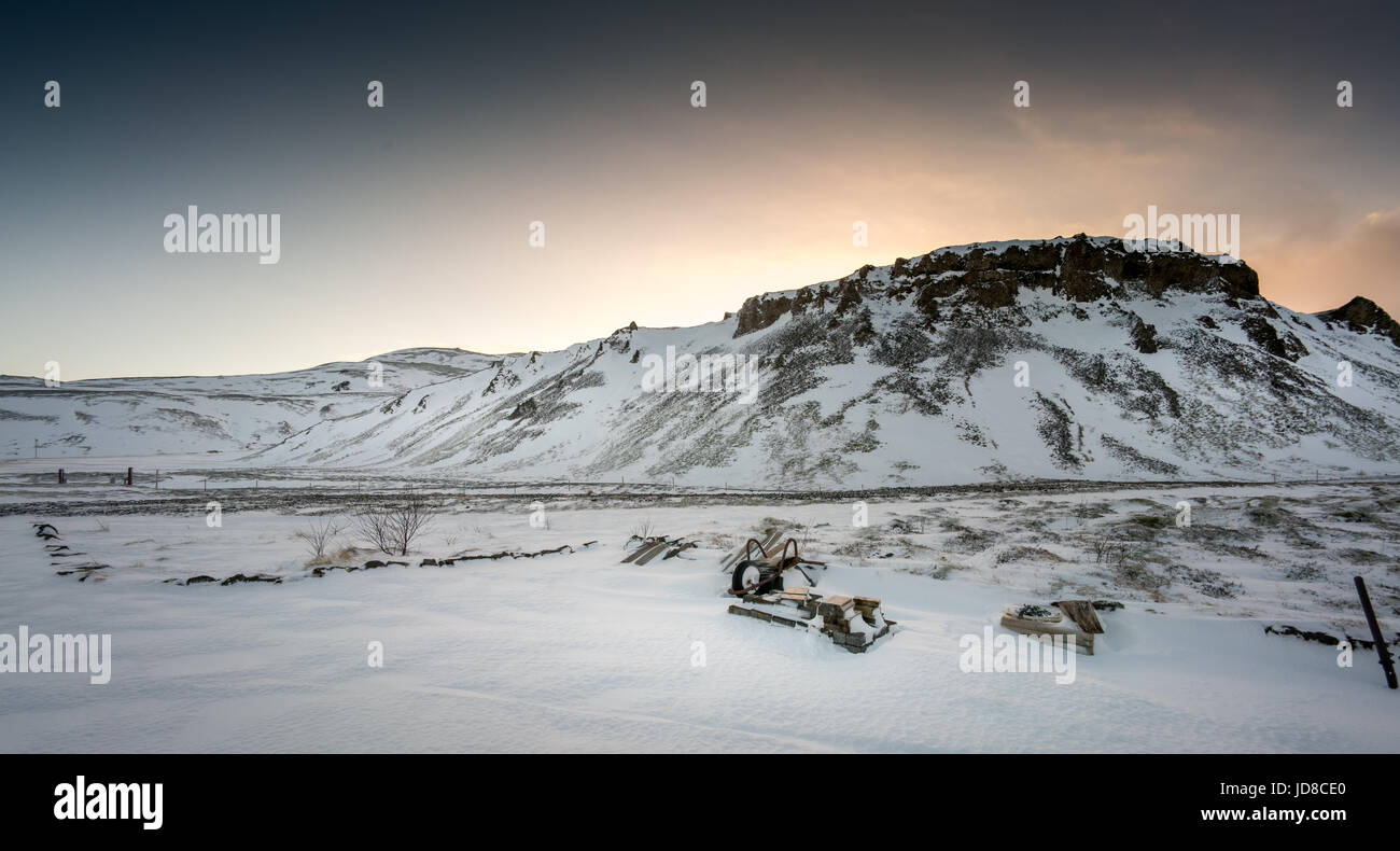 Tief verschneite Hügel, Landschaft und cramatic Himmel, Island, Europa. Island-Natur 2017 Winterkälte Stockfoto
