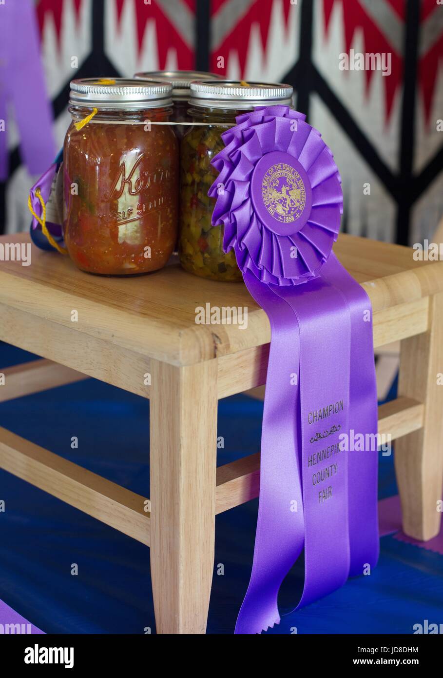 Preisgekrönte Konserven im Hennepin County Fair in Corcoran, Minnesota, USA. Stockfoto