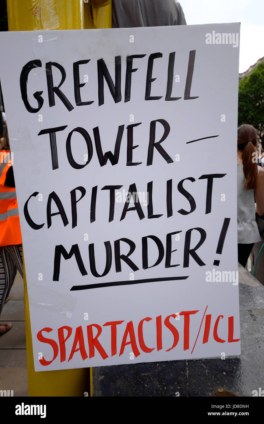 Anti-Tory-DUP-Allianz-Demonstration vor der Downing Street in Whitehall, London. Plakate und Demonstranten. Grenfell Tower Stockfoto