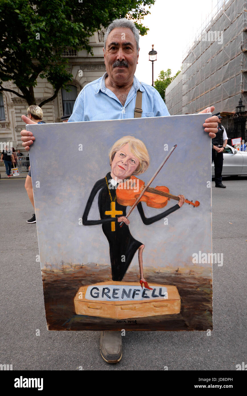 Kaya Mar Künstler. Theresa kann über Grenfell Opfer Sarg zu spielen. Anti-Tory DUP Allianz Demonstration vor Downing Street in Whitehall, London Stockfoto