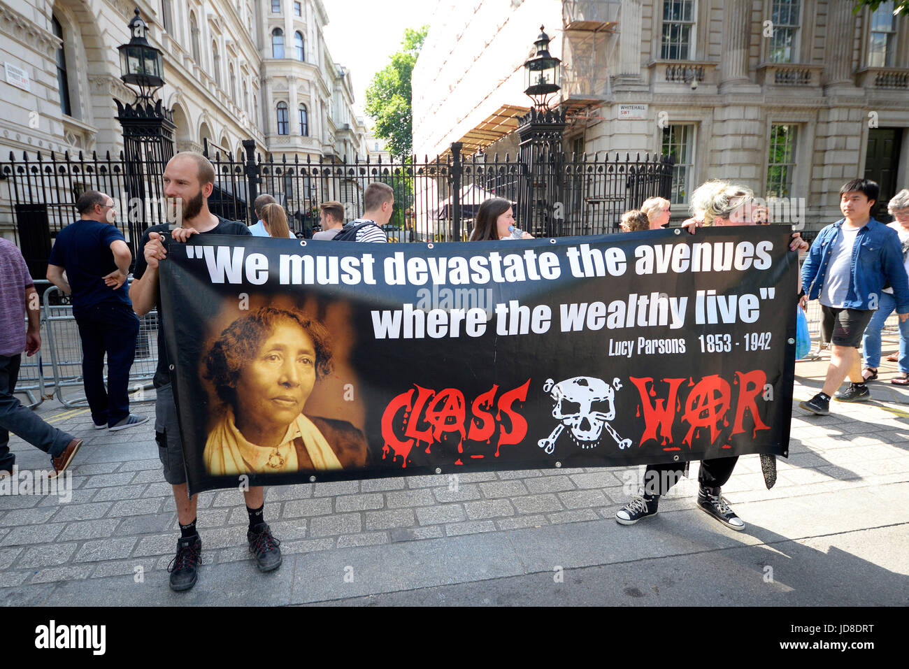 Anti-Tory-DUP-Allianz-Demonstration vor der Downing Street in Whitehall, London. Plakate und Demonstranten. Lucy Parsons zitiert. Klassenkrieg Stockfoto