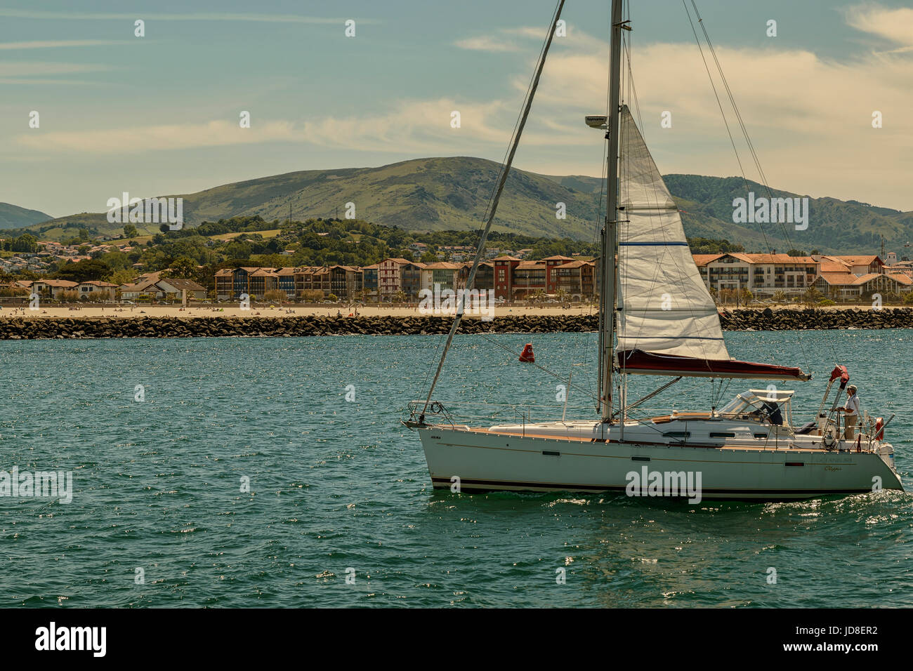 Segelboot in der Mündung des Flusses Bidasoa zwischen den Küsten von Hondarribia und Hendaye, Baskisches Land, Spanien, Europa. Stockfoto