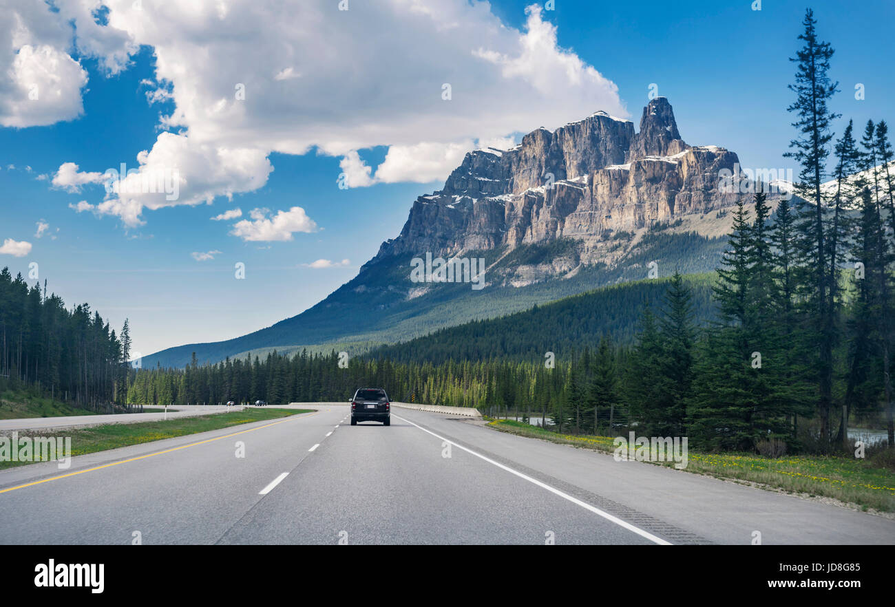 Blick aus einem Auto des Trans-Canada Highway durch Alberta Rockies in Banff Provincial Park. Rocky Mountains, Alberta, Kanada. Stockfoto