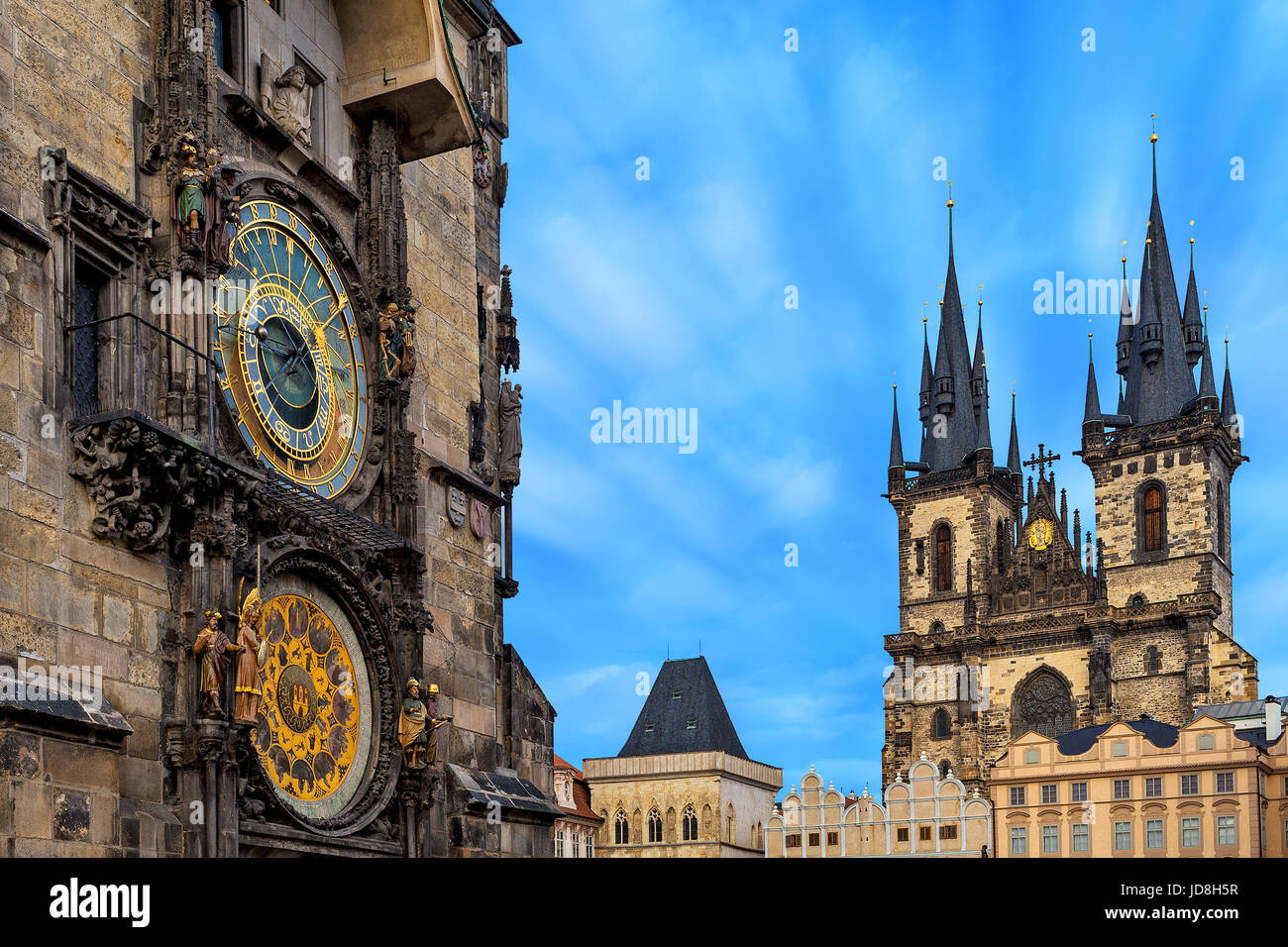 Berühmte astronomische Uhr und der Frauenkirche vor Tyn auf Hintergrund in Prag, Tschechien. Stockfoto