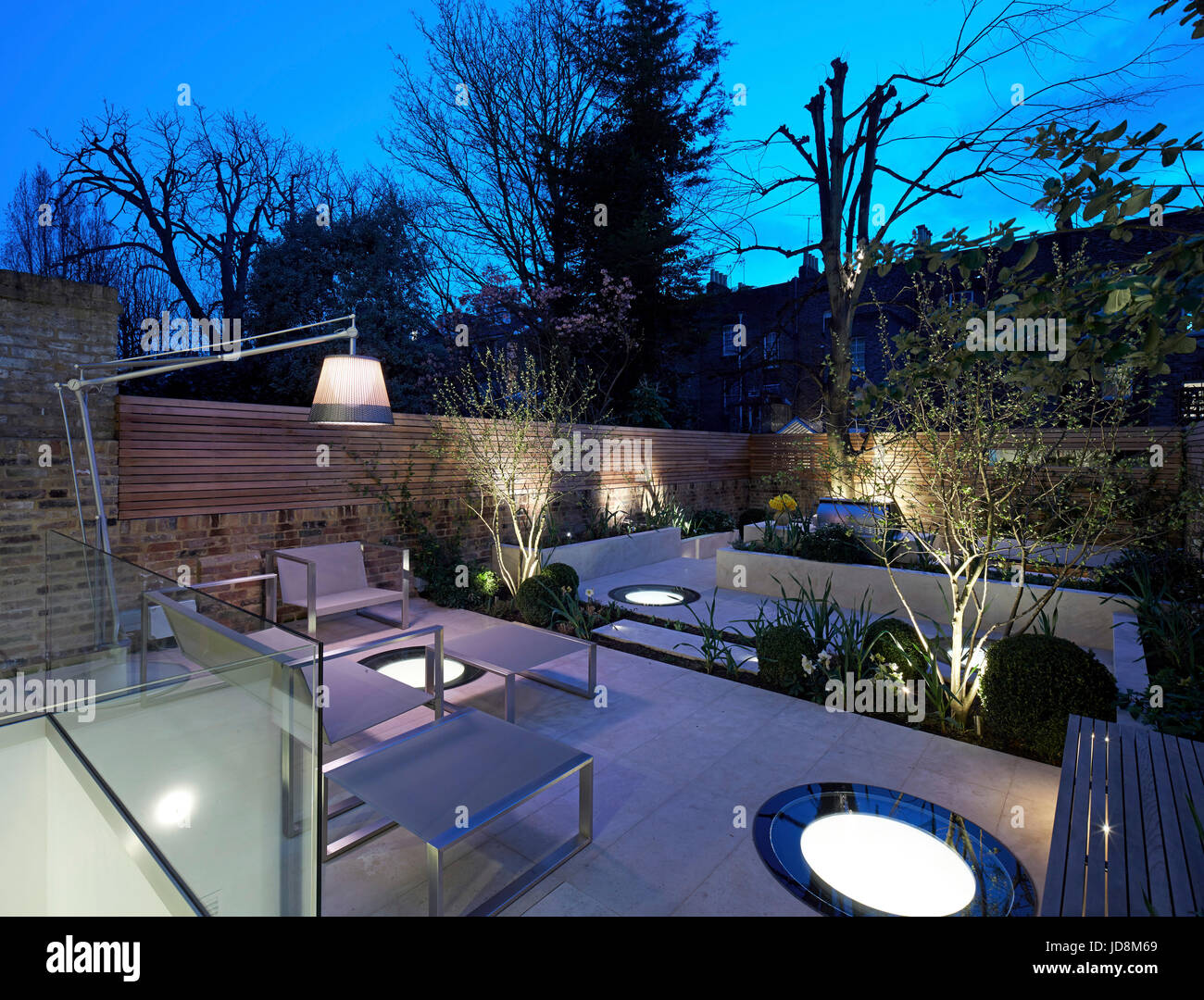 Gartenansicht in der Abenddämmerung. Notting Hill House, London, Vereinigtes Königreich. Architekt: Michaelis Boyd Associates Ltd, 2017. Stockfoto