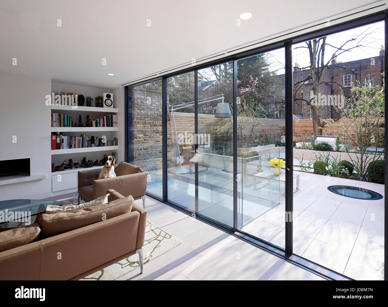 Gesamtansicht im Erdgeschoss zum Garten. Notting Hill House, London, Vereinigtes Königreich. Architekt: Michaelis Boyd Associates Ltd, 2017. Stockfoto
