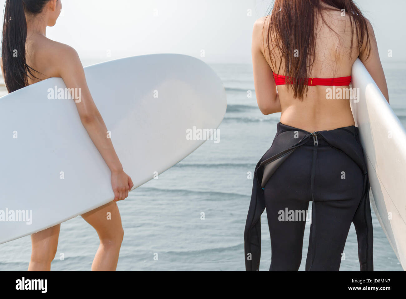 Surfen am Strand Stockfoto