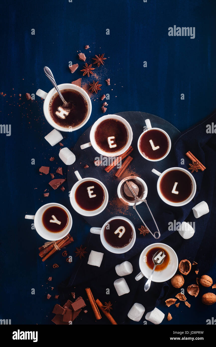 Dunkle Food-Fotografie mit einer Varievy von Kaffeetassen mit heißer Schokolade und Kakao, Stockfoto