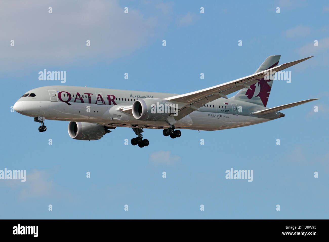Flugreisen für gewerbliche Zwecke. Qatar Airways Boeing 787-8 Dreamliner Großraumflugzeug für Passagierflugzeuge im Anflug Stockfoto