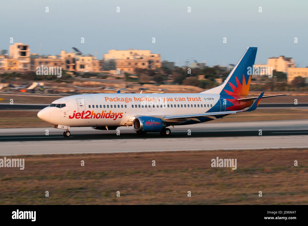 Britische Fluggesellschaften in der EU. Jet2 Holidays Boeing 737-300-Flugzeuge beschleunigen für den Start auf einem Flug vom internationalen Flughafen Malta bei Sonnenuntergang Stockfoto