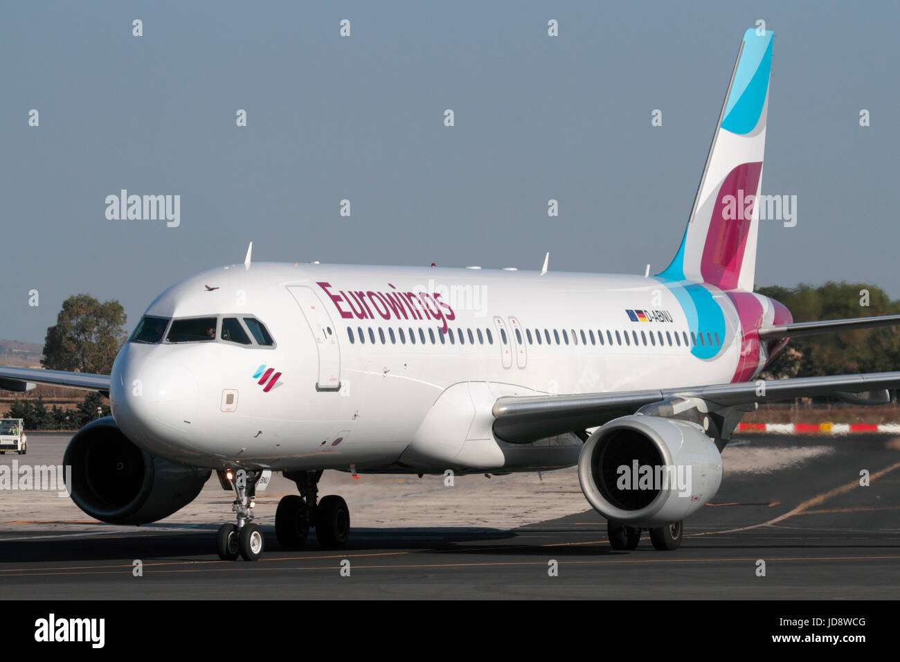 Die kommerzielle Luftfahrt. Eurowings Airbus A320 Airliner für die Abfahrt aus Malta Rollens Stockfoto