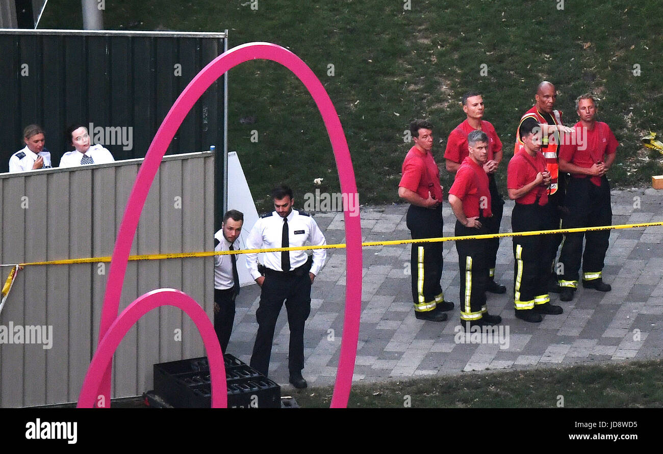 Notdienste am unteren Grenfell Turm im Westen von London nach einem Feuer verschlungen das 24-geschossige Gebäude am Mittwochmorgen. Stockfoto