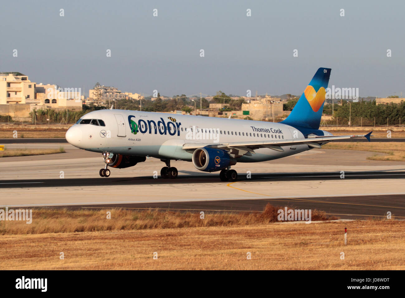 Kommerziellen Luftverkehr. Condor Flugdienst Airbus A320 Passagierjet startendes aus Malta Stockfoto