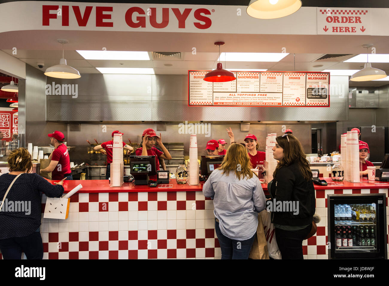 Das Personal hinter dem Schalter in einem Fast-Food-Restaurant mit 5 Gästen in Covent Garden, London, England, Großbritannien Stockfoto