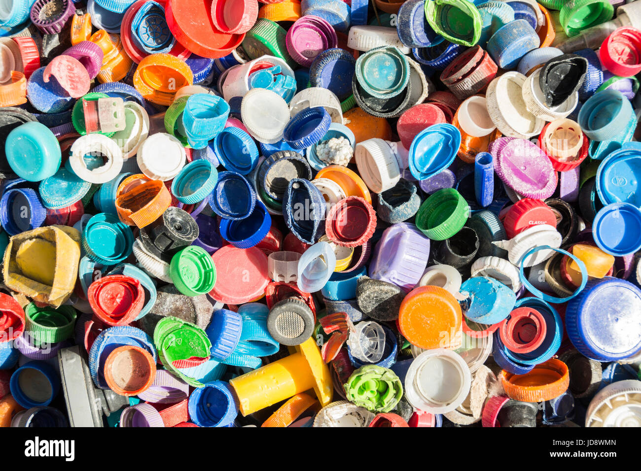 Bunte Flaschenverschlüsse - Kunststoff, Abfall und Luftverschmutzung Stockfoto