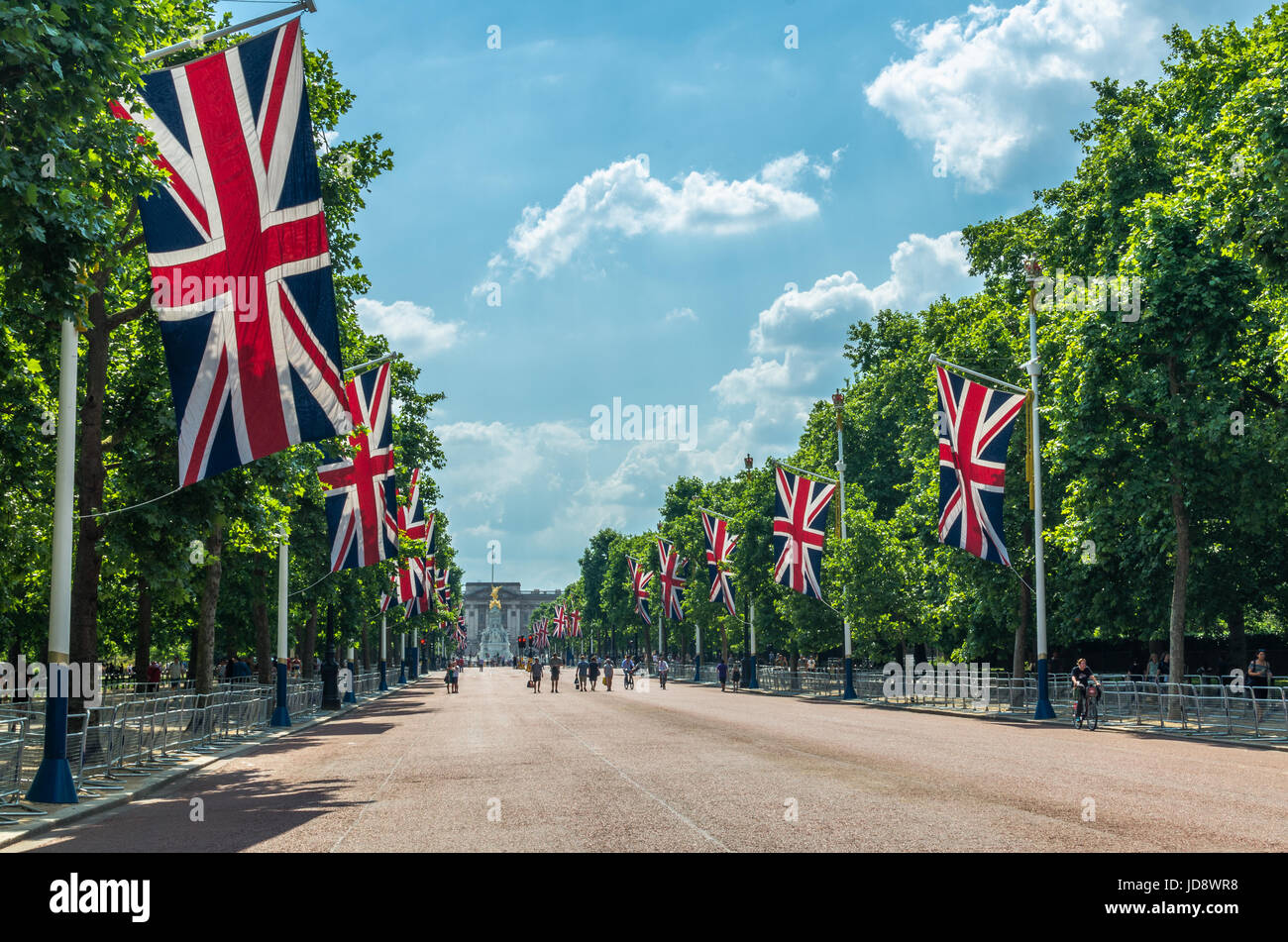 Touristen auf der Mall in Richtung Buckingham Palace, London Stockfoto