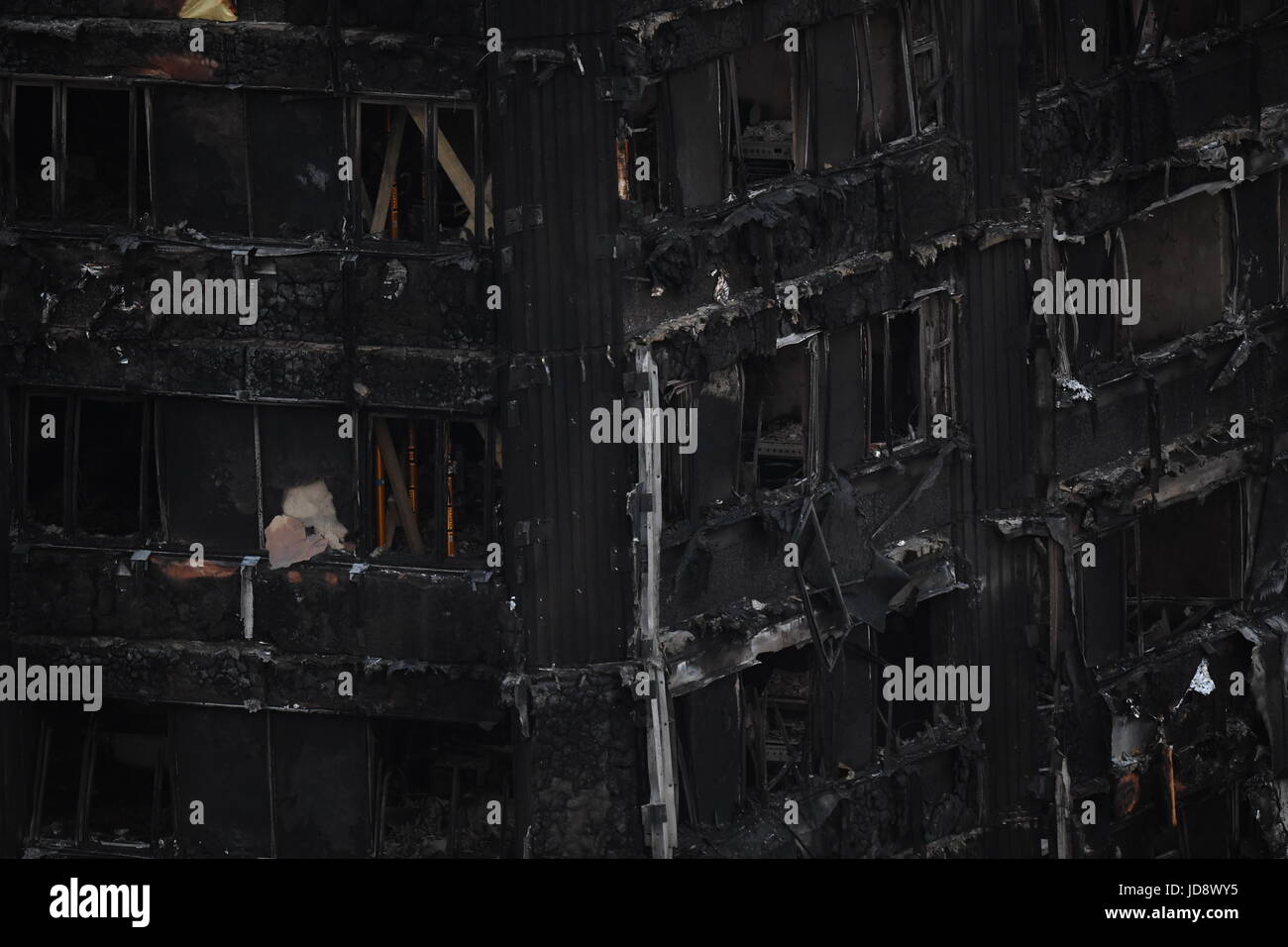Grenfell Turm im Westen von London nach einem Feuer verschlungen das 24-geschossige Gebäude am Mittwochmorgen. Stockfoto