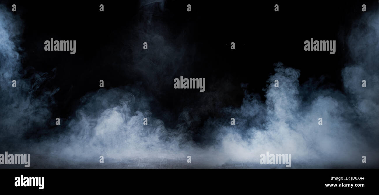 Bild von dichtem Rauch wirbelnden in das dunkle innere Stockfoto