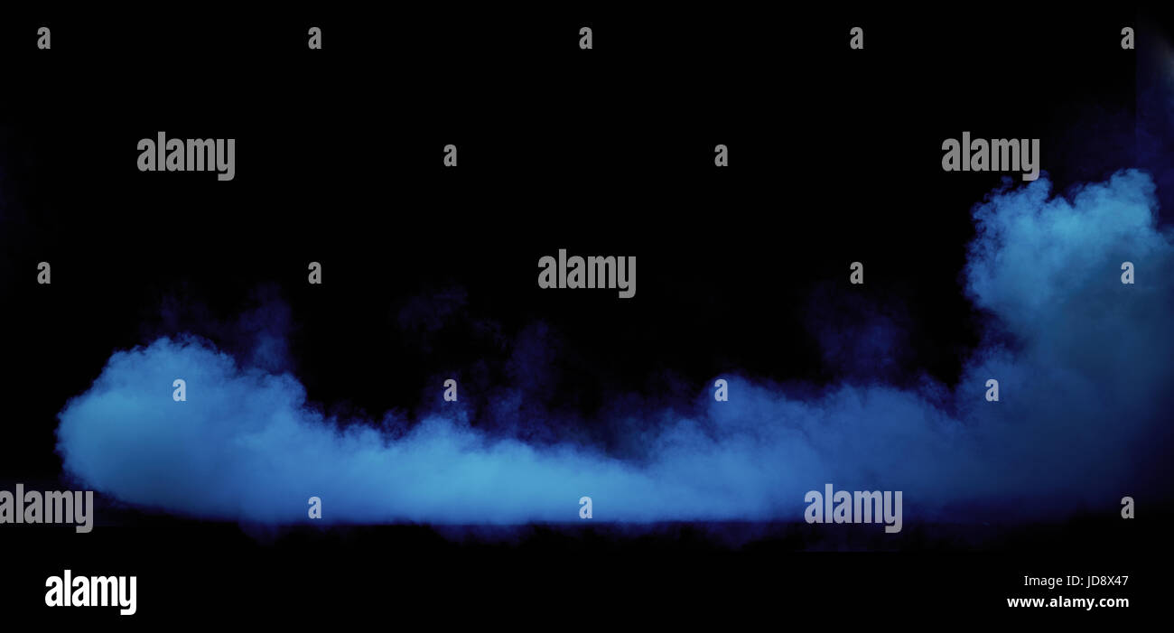 Blauer Rauch Wirbeln im Grunge, dunklen Innenraum Stockfoto