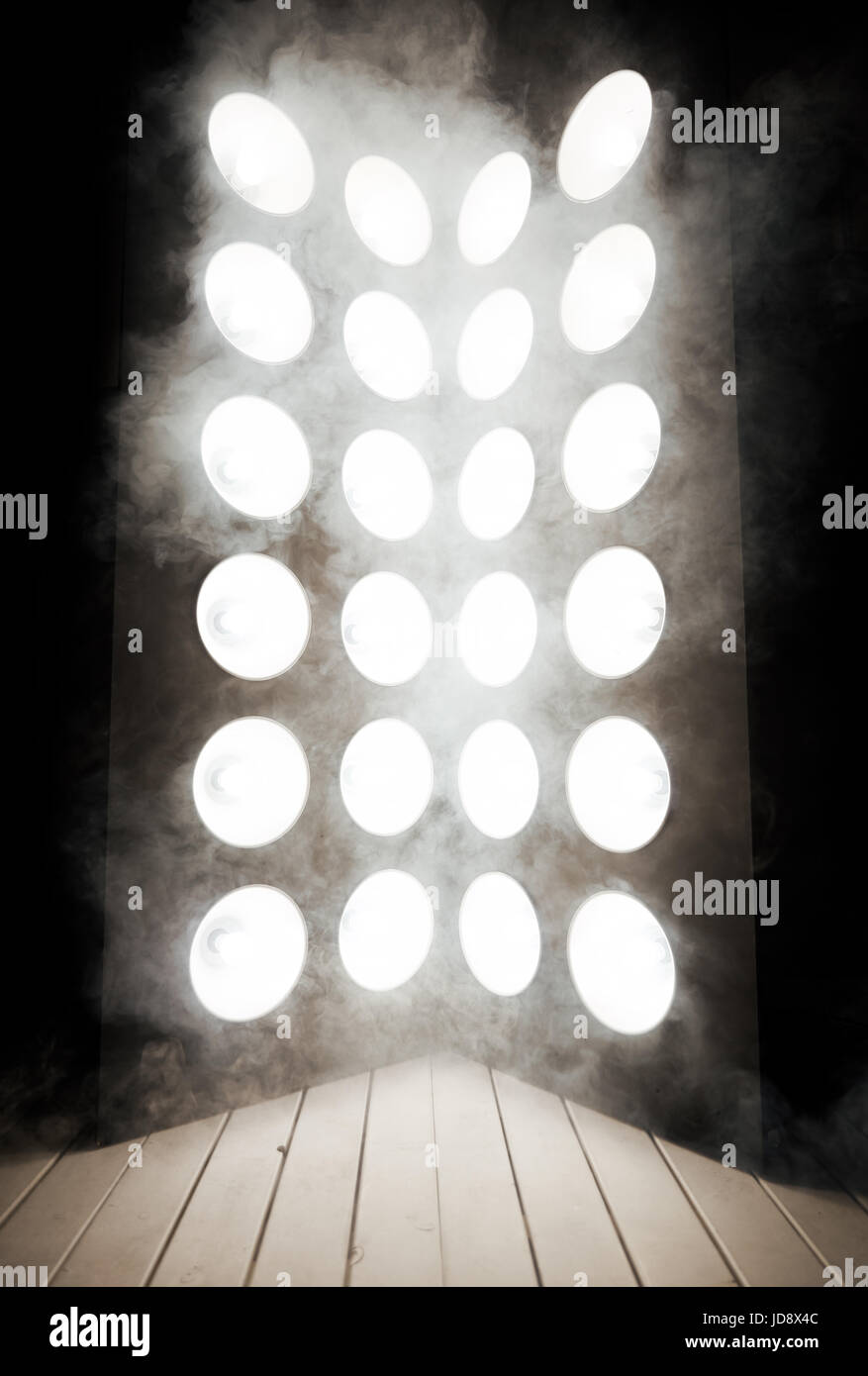 Bild von einer Spalte leistungsstarke Lampen auf der hölzernen Bühne Stockfoto