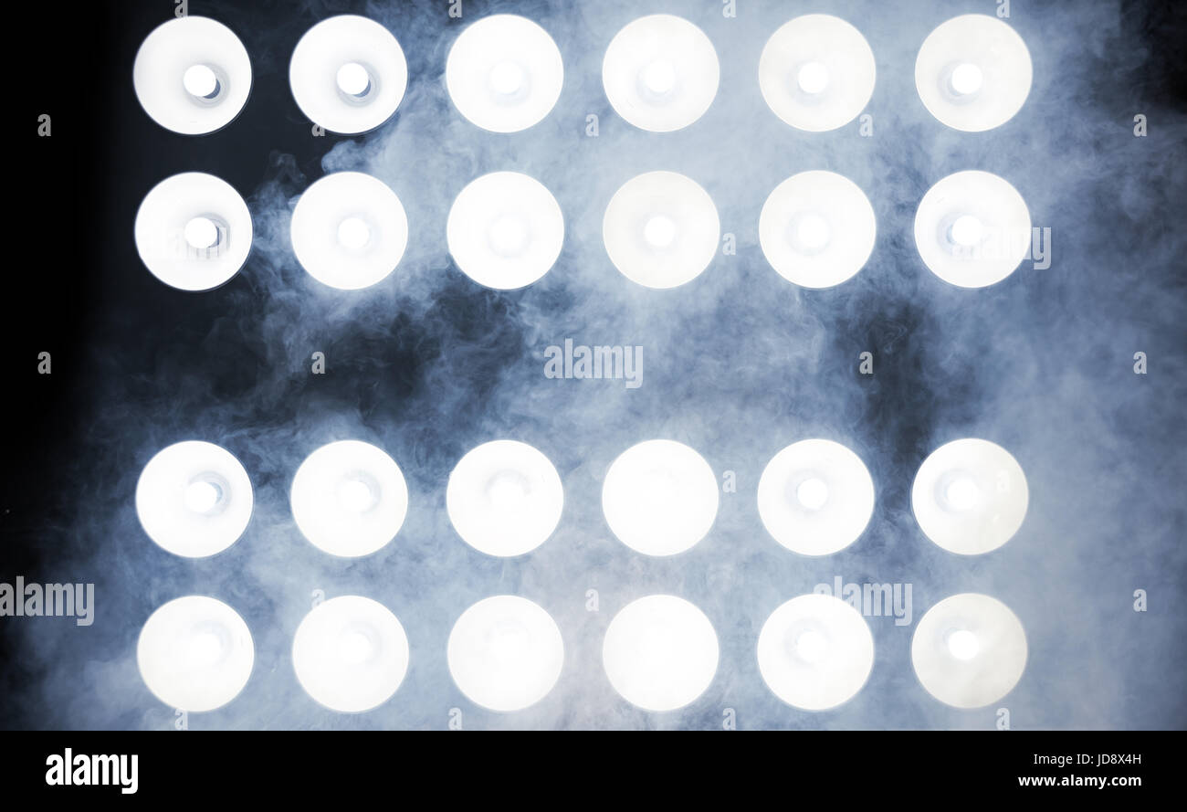 Bild der leistungsstarke Scheinwerfer auf einer Konzertbühne Stockfoto
