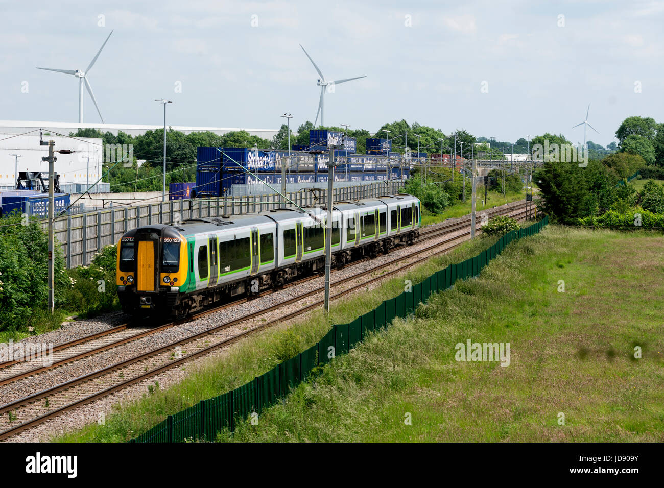 Eine London Midland Klasse 350 elektrische Zug vorbei DIRFT, Crick, Northamptonshire, UK Stockfoto