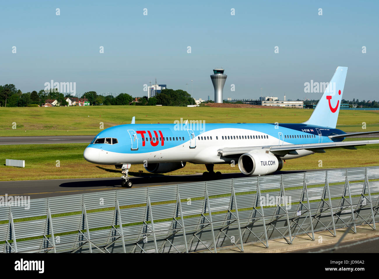 TUI Boeing 757-200 Rollen am Flughafen Birmingham, UK (G-BYAW) Stockfoto