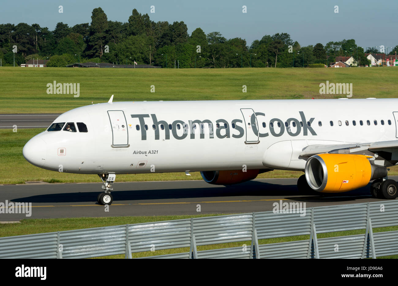 Thomas Cook Airbus A321 Rollen am Flughafen Birmingham, UK (G-TCDX) Stockfoto