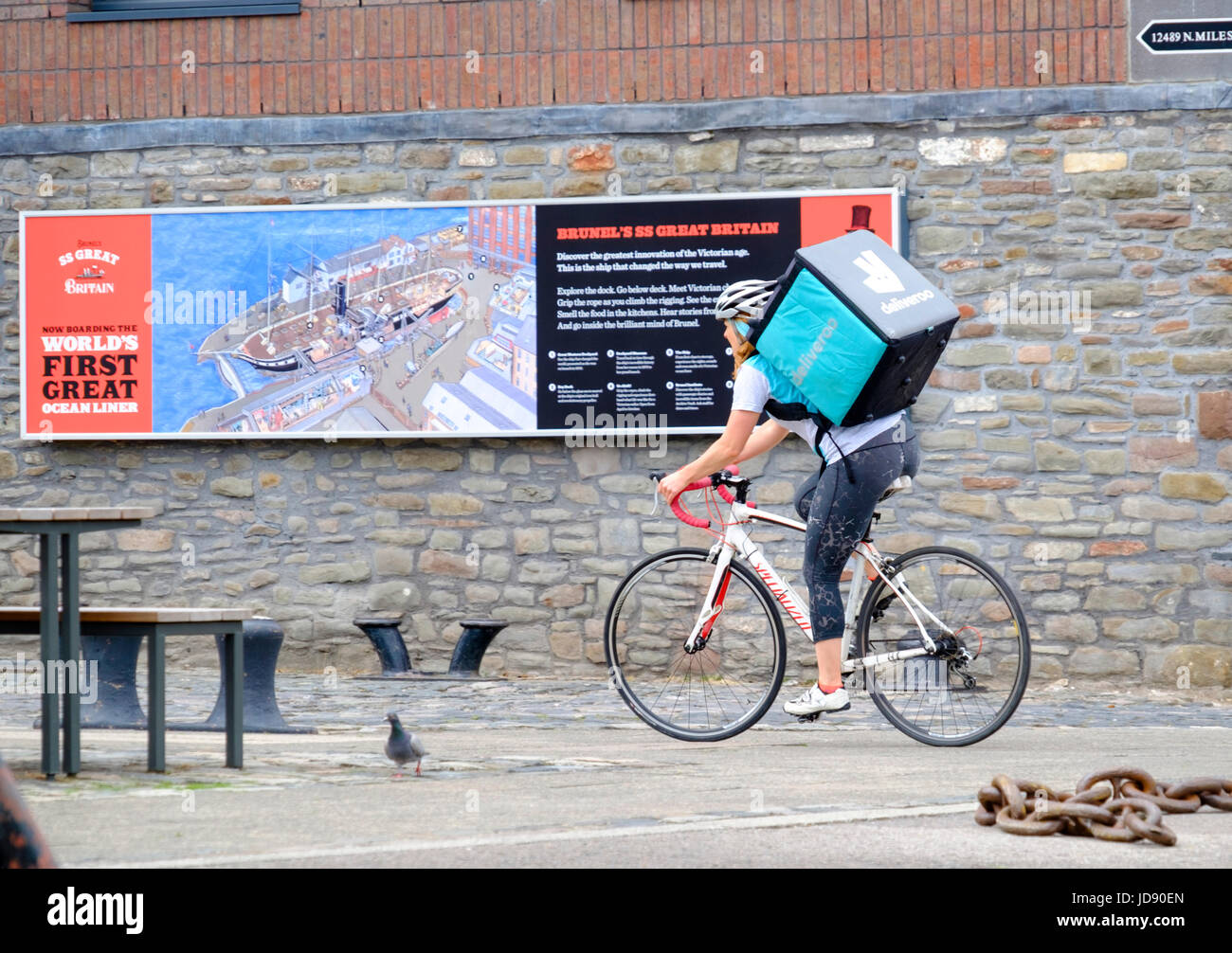Deliveroo Biker Bristol Hafen. Stockfoto