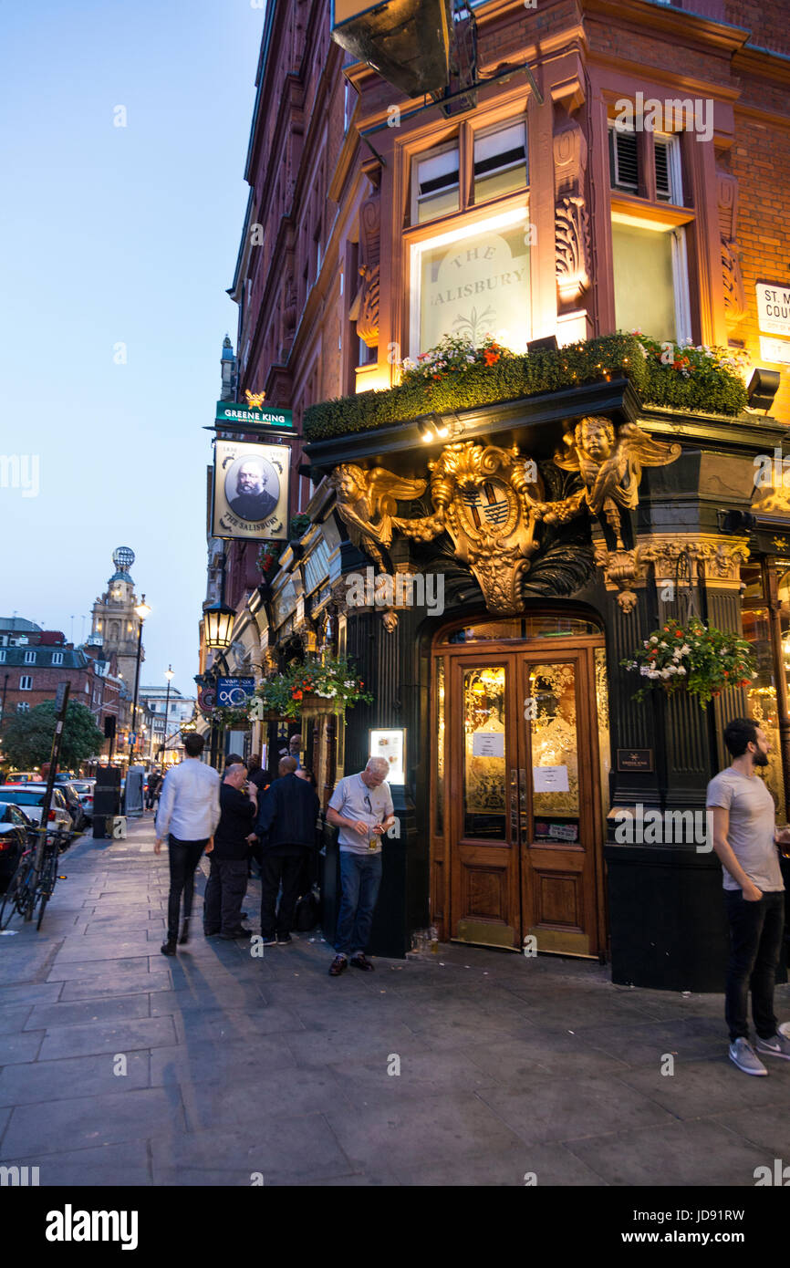 Ecke Pub Eingang mit einem reich verzierten Fassade (The Salisbury) St. Martins Lane, London, UK Stockfoto