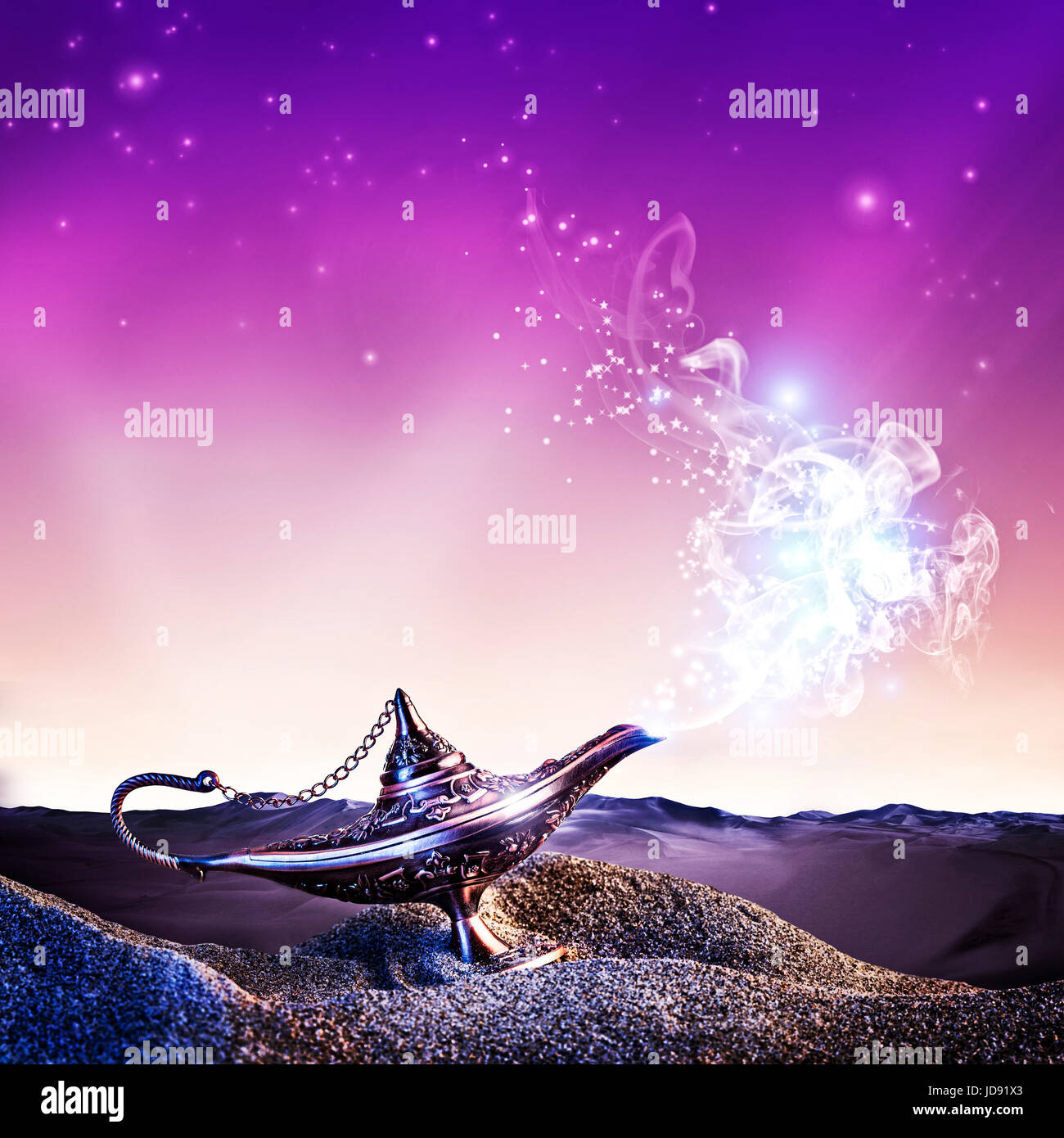 Aladin Wunderlampe in der Wüste in der Nacht Stockfoto