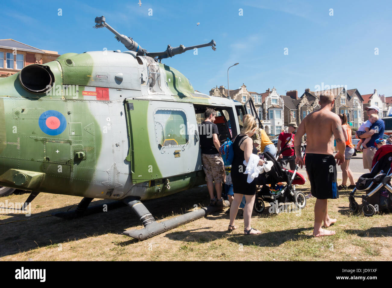 Weston-super-Mare, Vereinigtes Königreich - 17. Juni 2017: Menschen stehen Schlange, um einen Blick ins Innere der Hubschrauber an die Öffentlichkeit und kostenfreies Airshow in Weston- Stockfoto