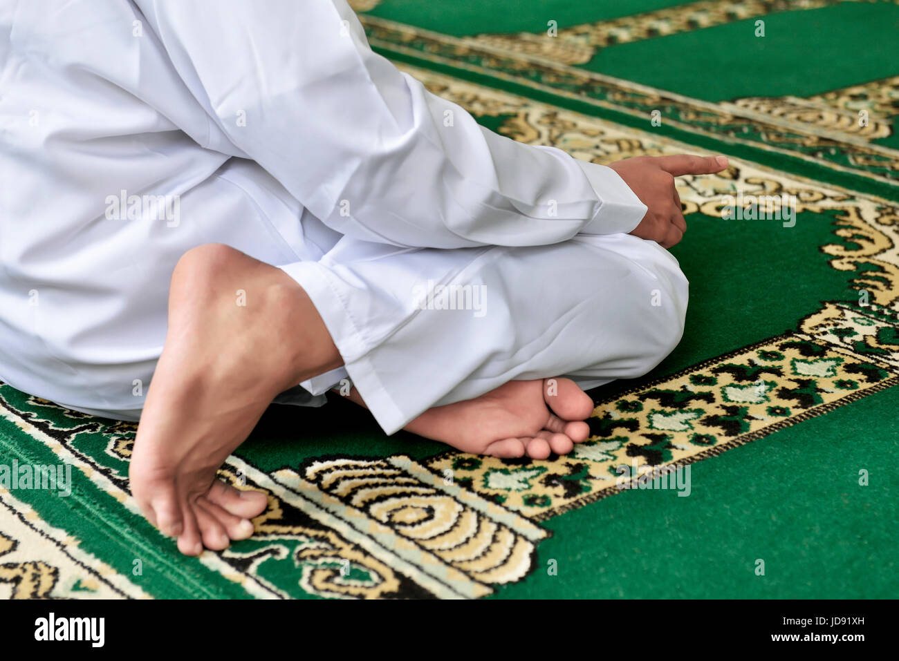 Porträt von muslimischen Mann betete zu Gott im Inneren der Moschee Stockfoto