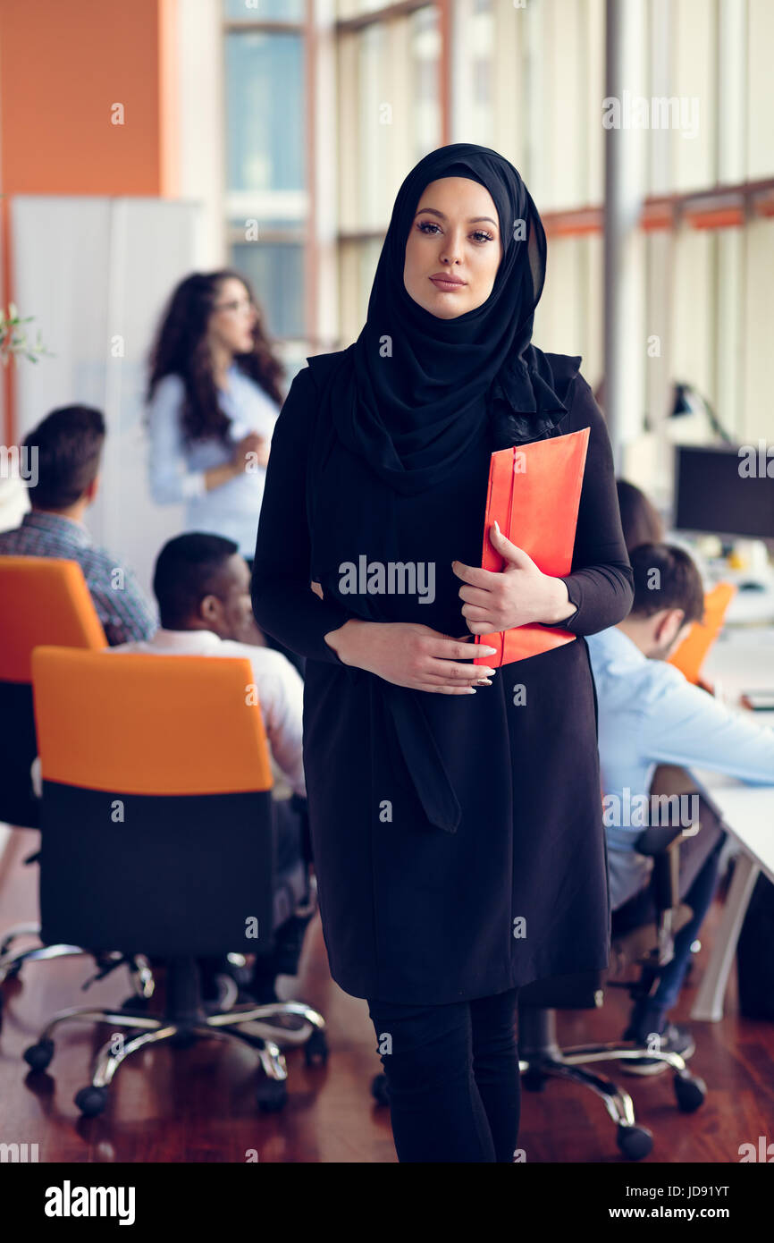 Arabian Business-Frau mit Hijab halten einen Ordner Stockfotografie - Alamy
