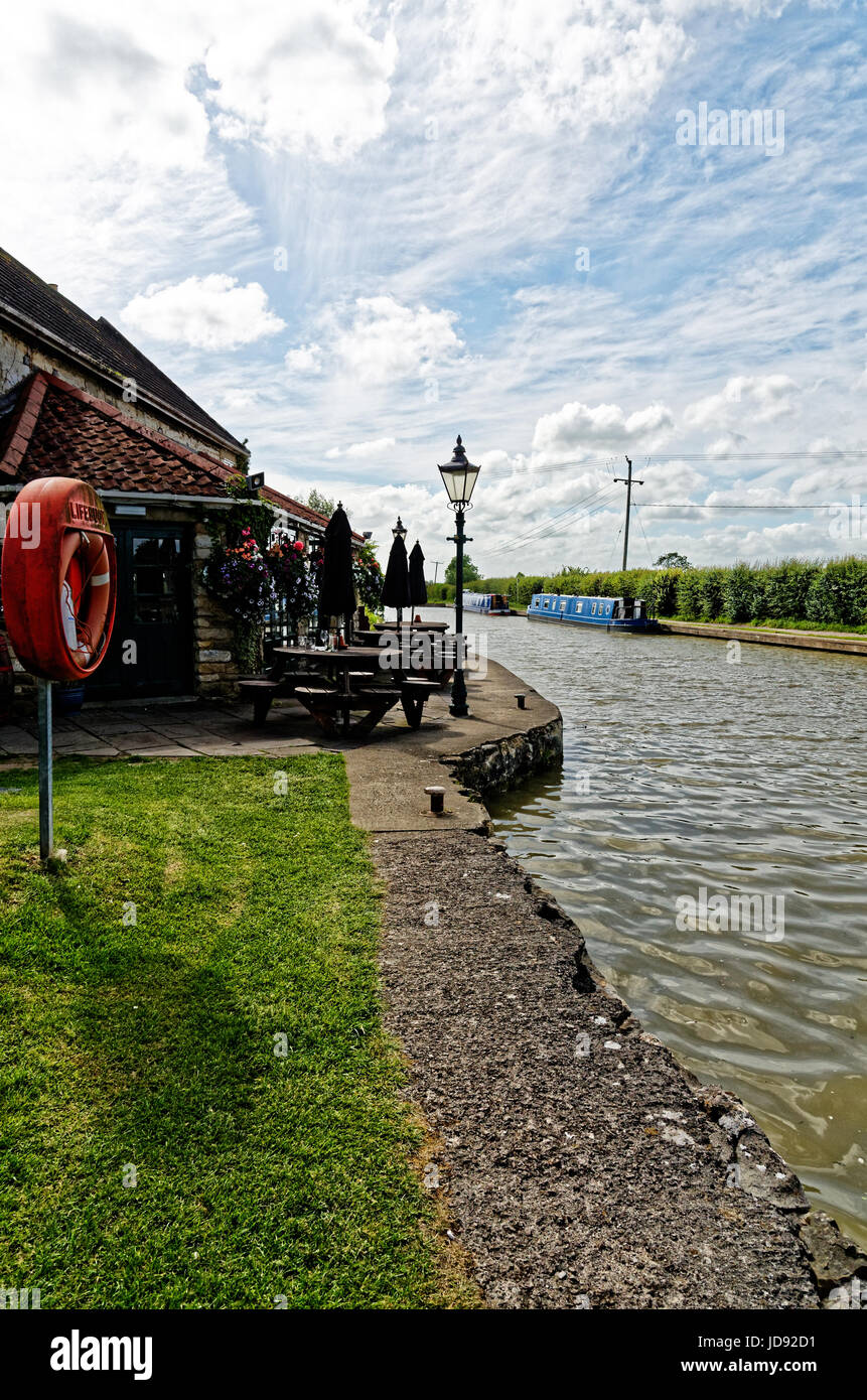 Wirtshaus am Ufer des Kennet und Avon Kanal Stockfoto