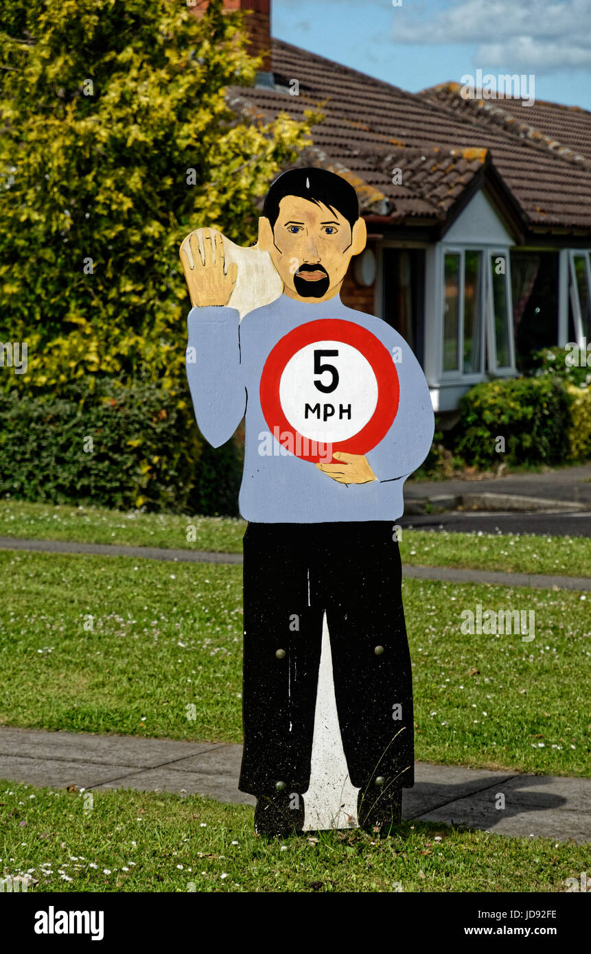 5 km/h Schild auf Pappe schneiden Sie aus dem Menschen Stockfoto