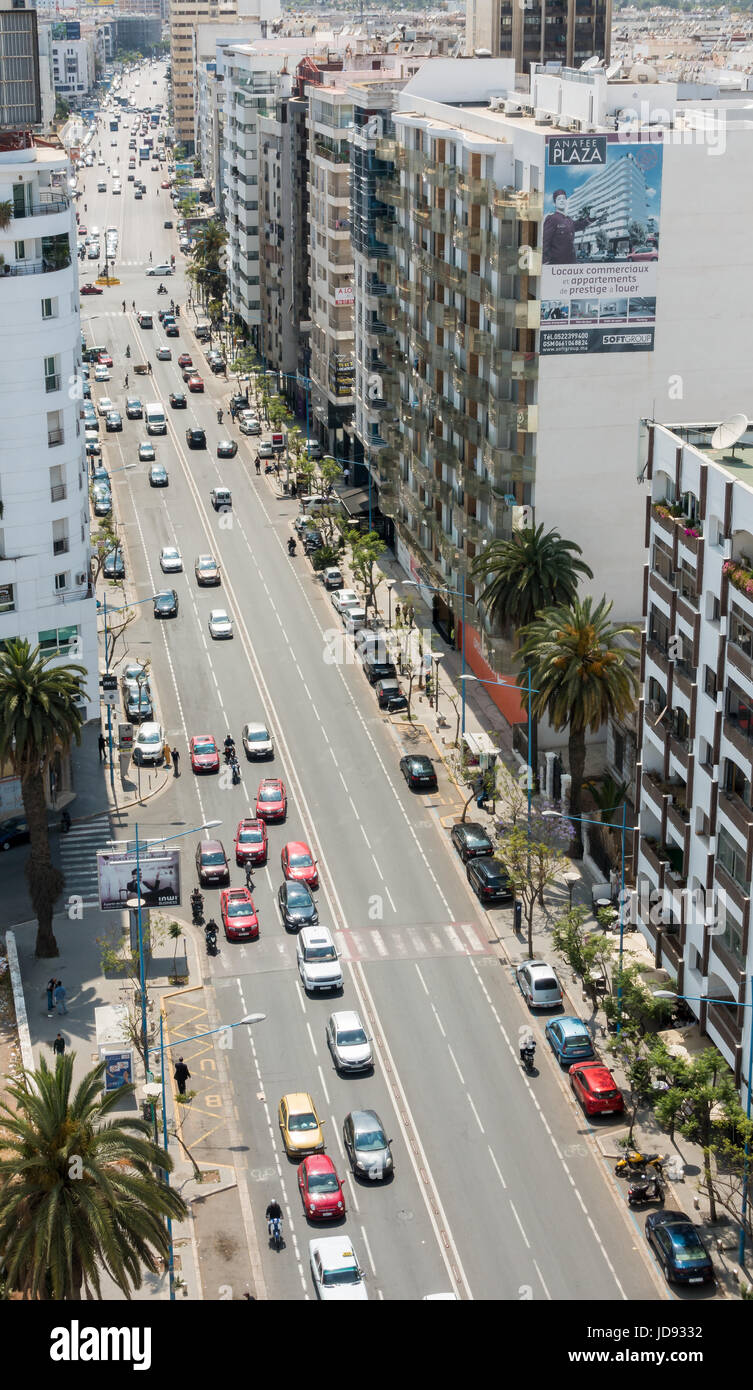 Luftaufnahme von einer belebten Allee im Stadt Zentrum von Casablanca, Marokko, Afrika. Stockfoto