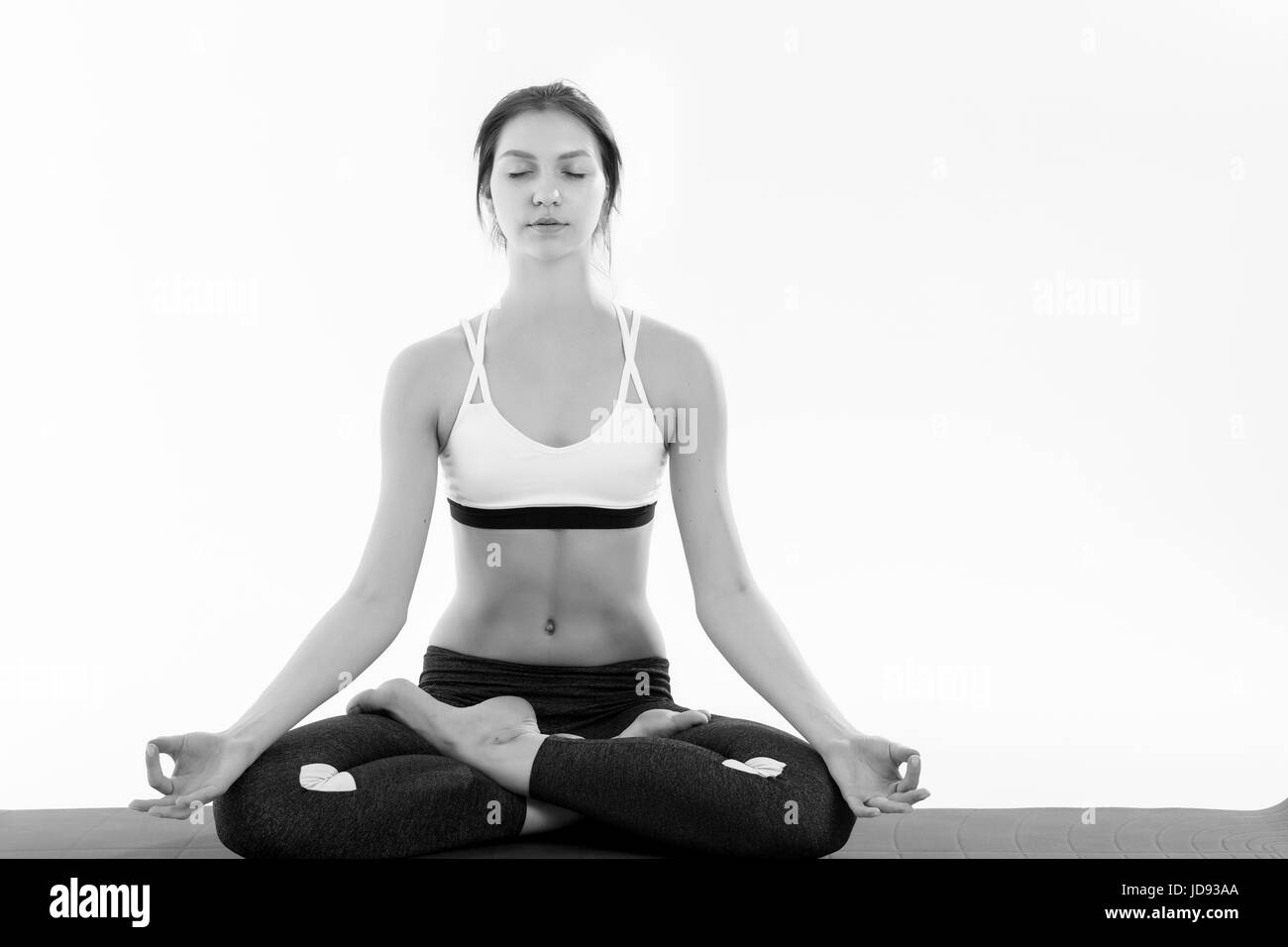 Junge Frau Übung Yoga unterstützt Kopfstand Stockfoto