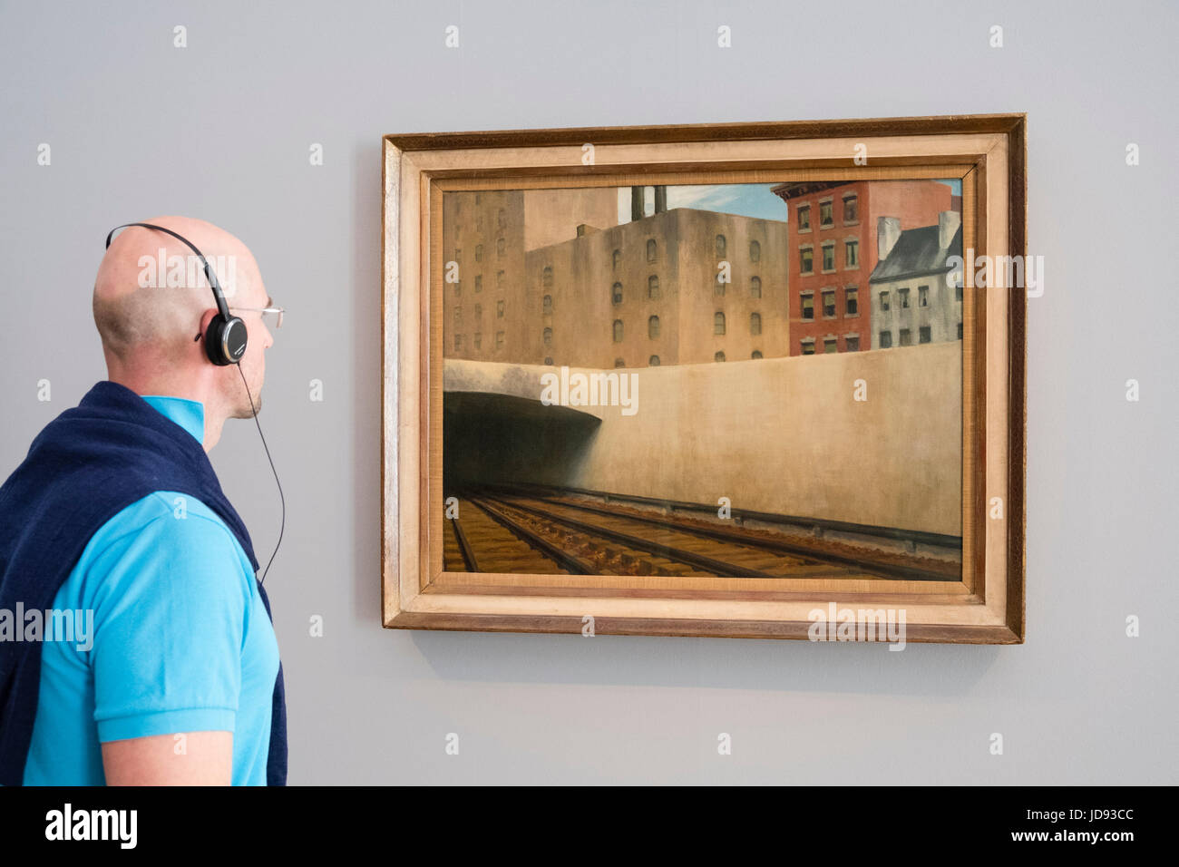Man nähert sich eine Stadt von Edward Hopper, Ausstellung der amerikanischen Kunst, von Hopper, Rothko Barberini im Potsdam Museum Gemälde betrachten Stockfoto