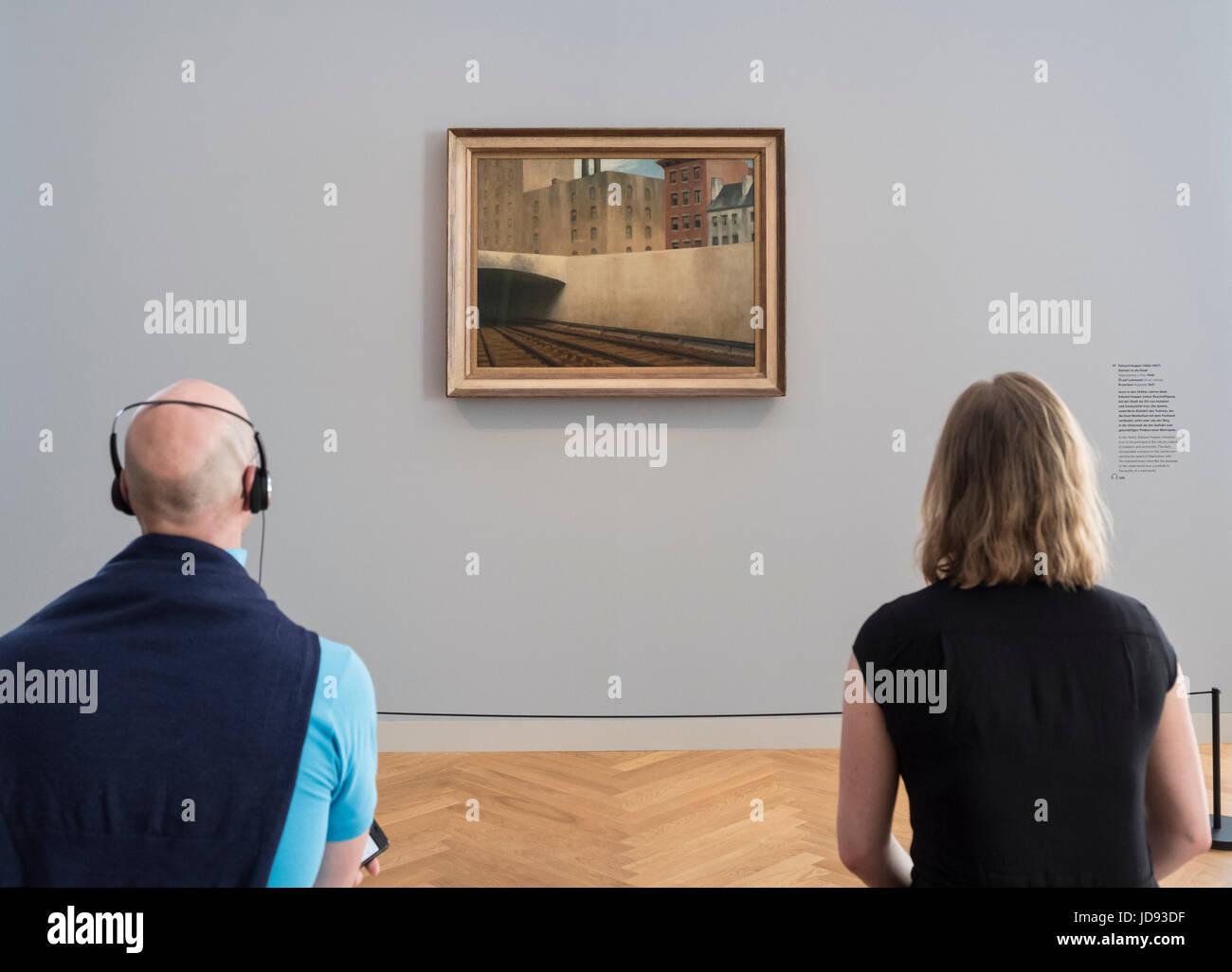 Besucher betrachten Malerei nähert sich eine Stadt von Edward Hopper, Ausstellung der amerikanischen Kunst, von Hopper, Rothko im Musée Barberini in Po Stockfoto