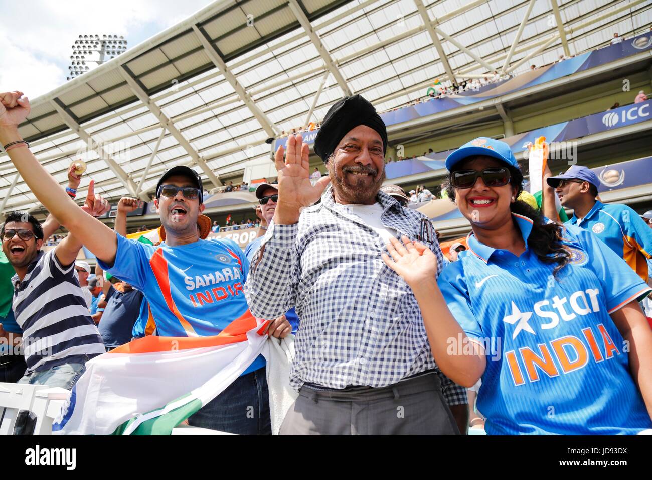 Indische Fans anfeuern gibt es Team während des ICC Champions Trophy 2017 Finales zwischen Pakistan und Indien an das Oval in London. 18. Juni 2017 *** nur zur redaktionellen Verwendung *** Stockfoto