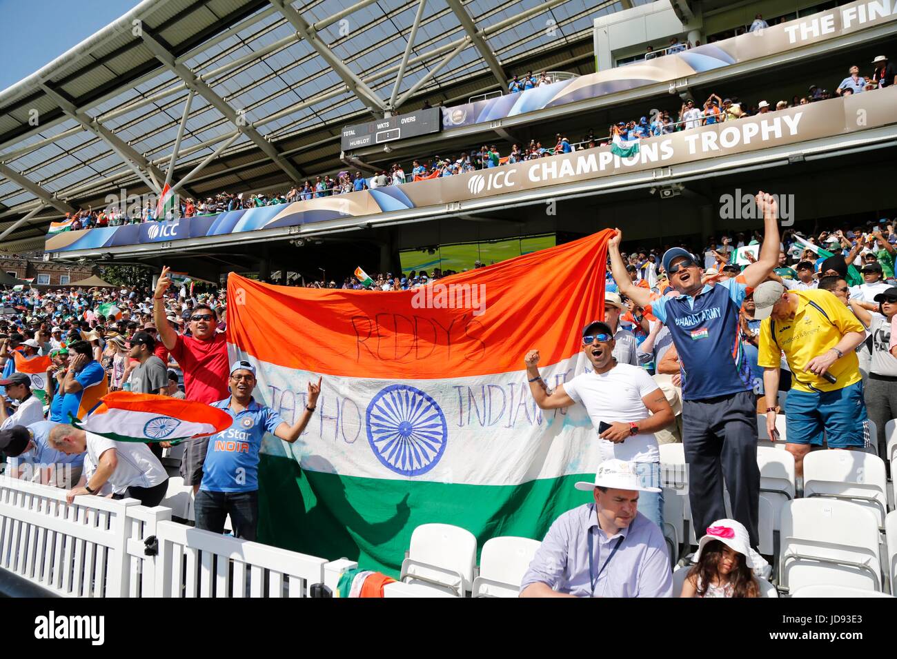 Indische Fans anfeuern gibt es Team während des ICC Champions Trophy 2017 Finales zwischen Pakistan und Indien an das Oval in London. 18. Juni 2017 *** nur zur redaktionellen Verwendung *** Stockfoto