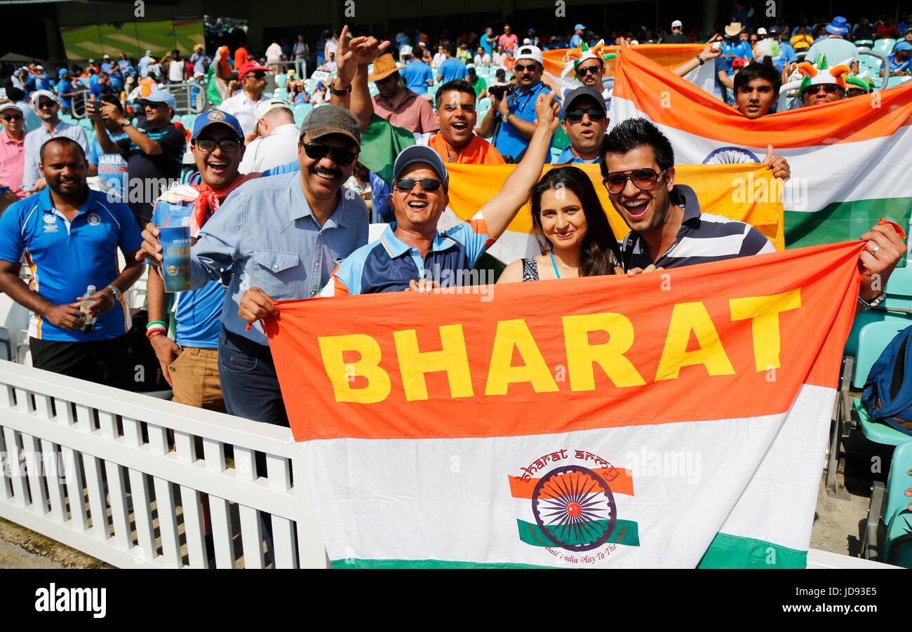 Indische Fans anfeuern gibt es Team während des ICC Champions Trophy 2017 Finales zwischen Pakistan und Indien an das Oval in London. 18. Juni 2017 *** nur zur redaktionellen Verwendung *** Stockfoto