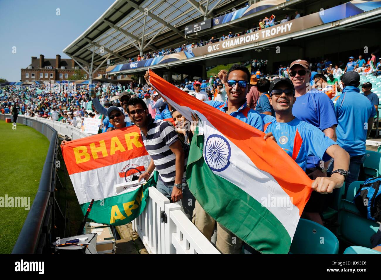 Indische Fans anfeuern gibt es Team während des ICC Champions Trophy 2017 Finales zwischen Pakistan und Indien an das Oval in London. 18. Juni 2017 *** nur zur redaktionellen Verwendung *** Stockfoto