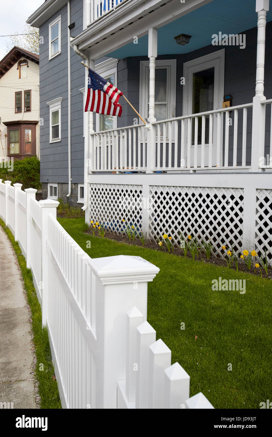 amerikanische Flagge von Veranda Holzhaus und weißen Kunststoff Lattenzaun Dorchester Boston USA Stockfoto