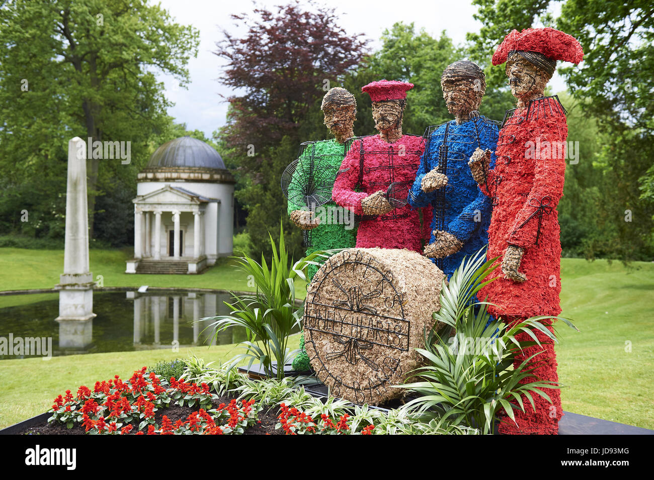 Zur Feier von 50 Jahren seit den Beatles Sgt. Peppers Lonely Hearts Club veröffentlicht, host Chiswick House and Gardens eine lebende Installation partnerschaftlich in Clifton Baumschulen Neuerstellung der Kunstwerke aus dem berüchtigten Cover. Mitwirkende: Atmosphäre wo: London, Vereinigtes Königreich bei: 19. Mai 2017 Stockfoto