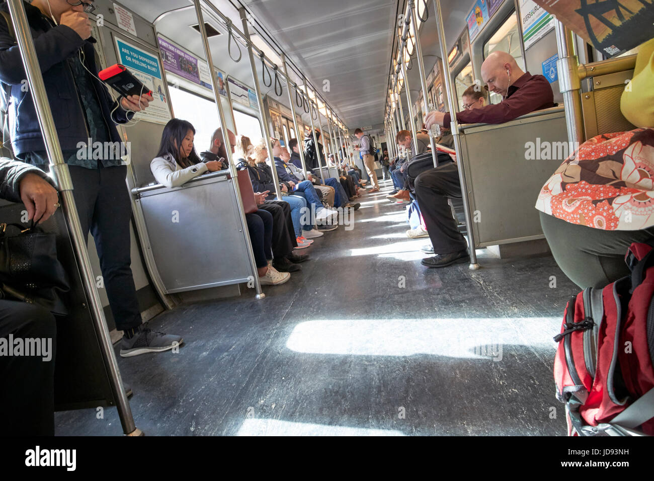 Passagiere an Bord der t-Linie Mbta Zug rote Linie Dorchester Boston USA Stockfoto