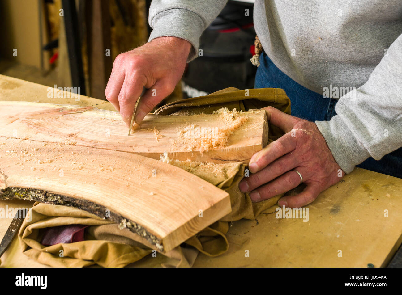 Glätten von Holz mit Glas In Werkstatt Schreiner Stockfoto