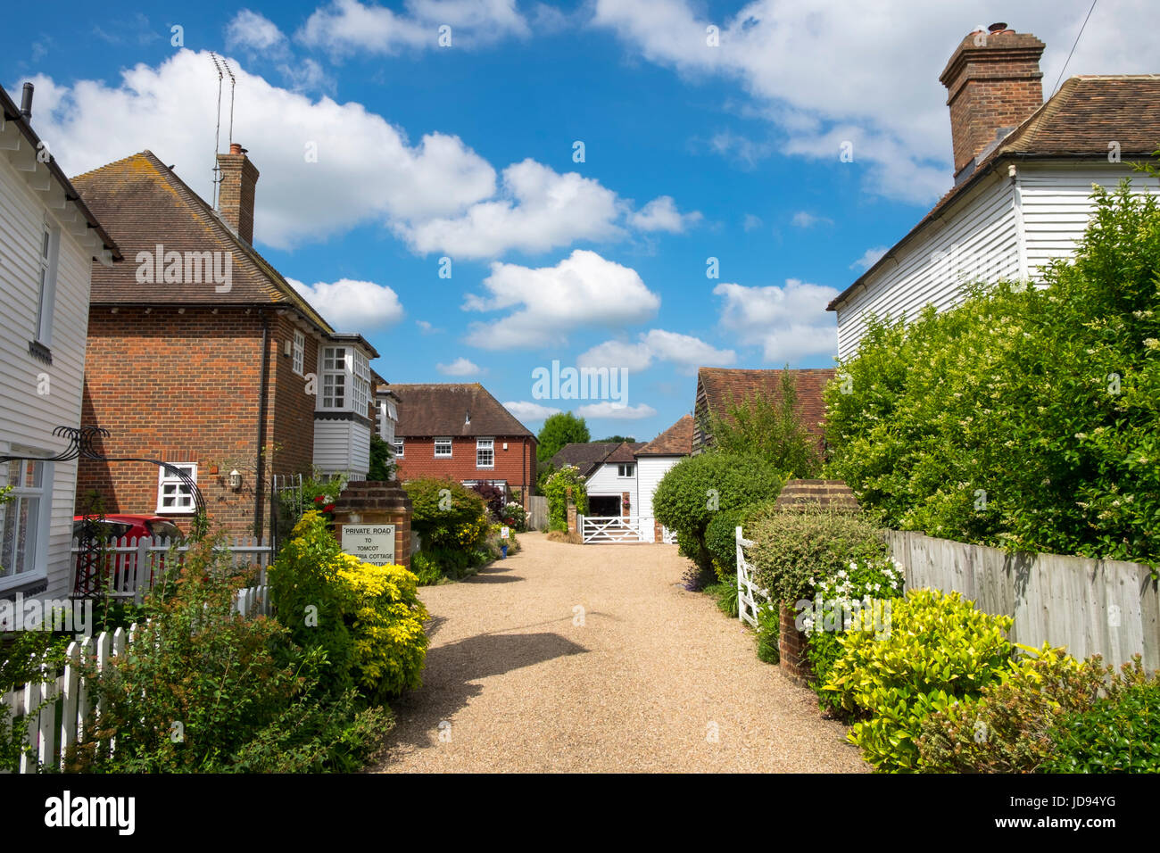 Englische britische Landschaft Hütten Häuser blauen Himmel geschwollenen Wolken uk traditionelle britische malerische ländliche Stockfoto